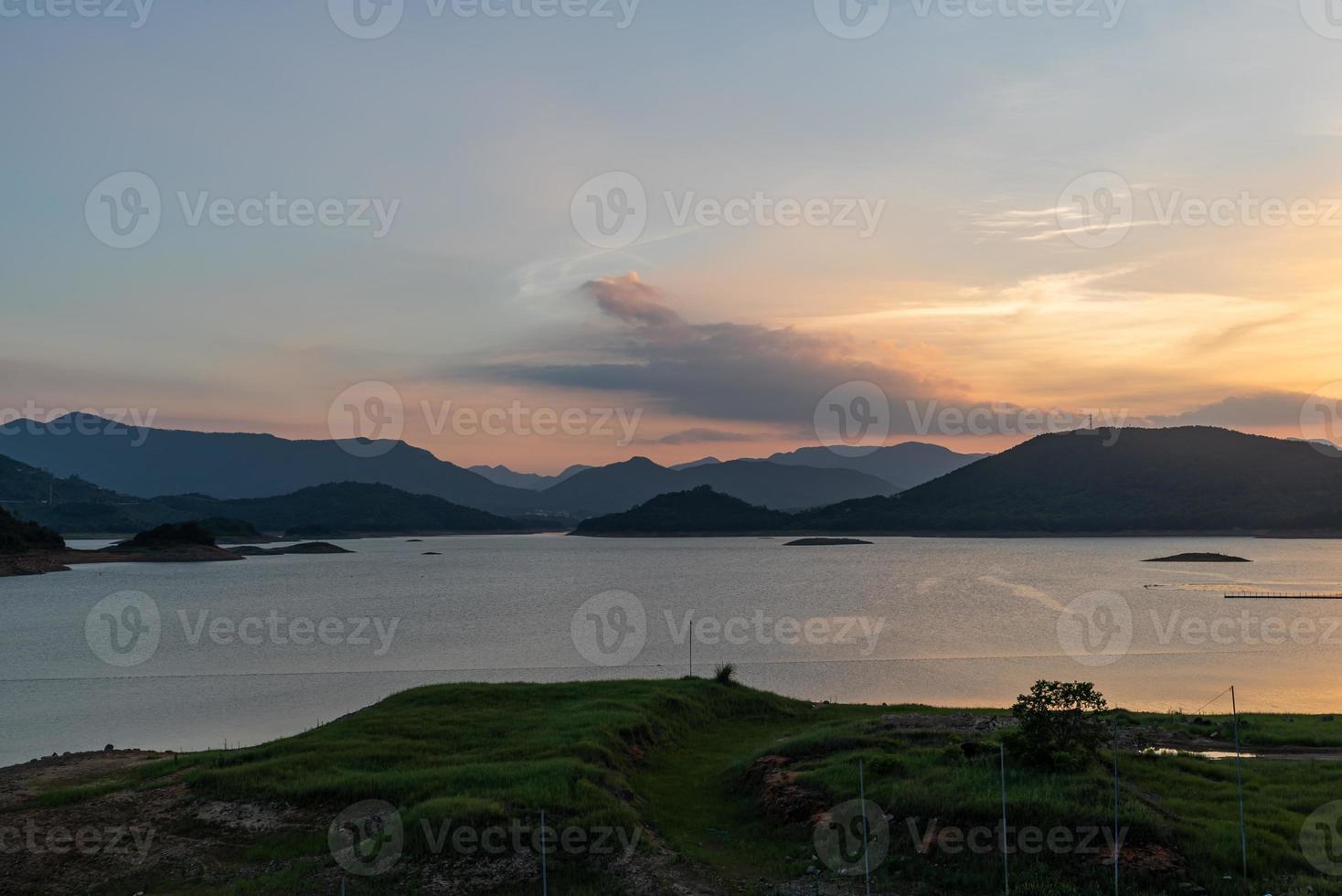 le lac du soir reflétait les montagnes et le ciel des deux côtés photo