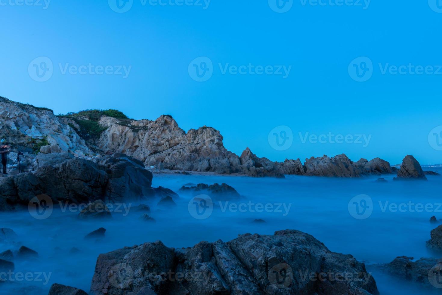 le soir, la mer giflait les rochers photo