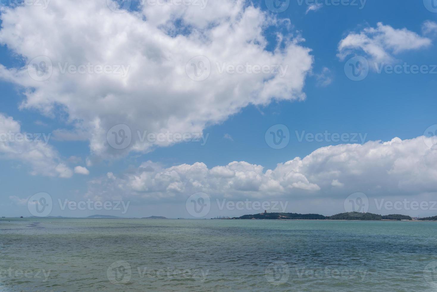 la mer et le littoral sous le ciel bleu et les nuages blancs photo