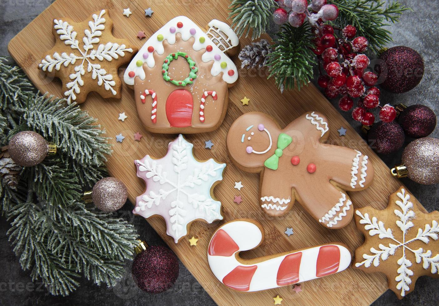 biscuits de pain d'épice de noël et décorations de noël. photo