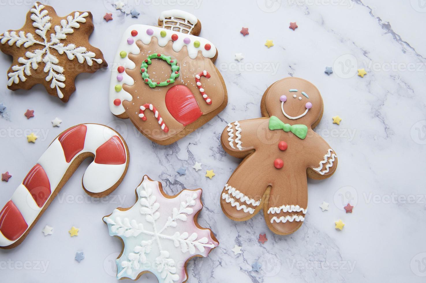 biscuits de pain d'épice de noël sur fond de marbre blanc photo