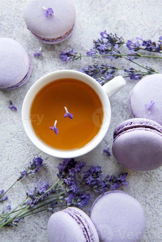 tasse de thé avec dessert macaron au goût de lavande photo