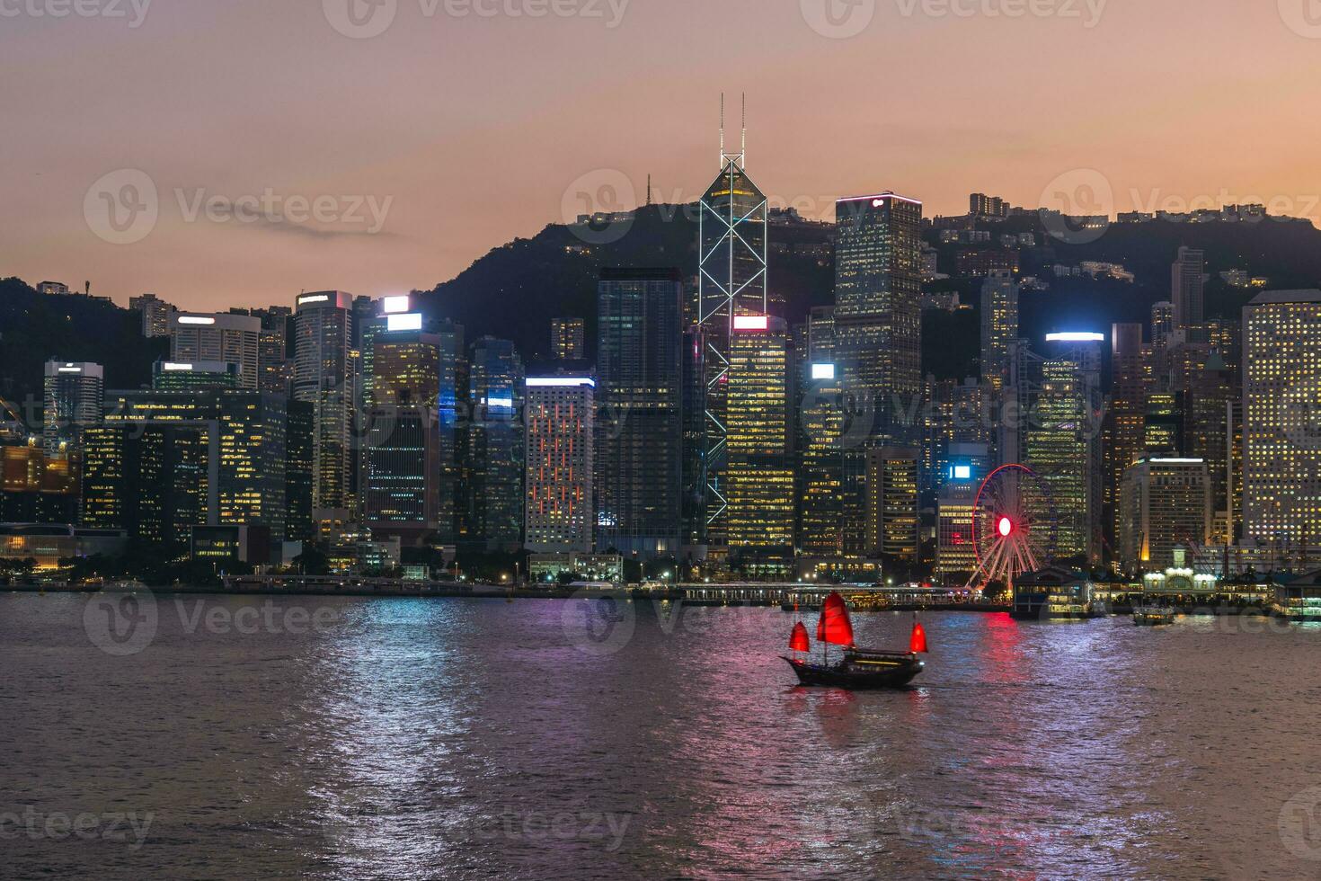 nuit vue de victoria port et Hong Kong île dans Hong Kong, Chine photo