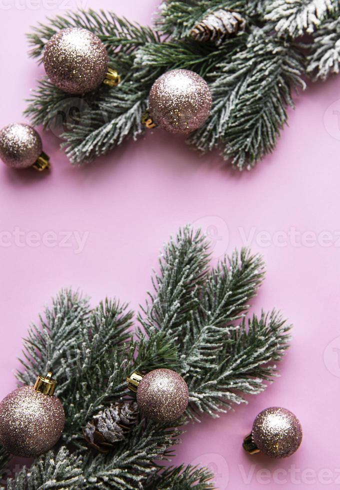 fond plat de noël avec sapin et décorations photo