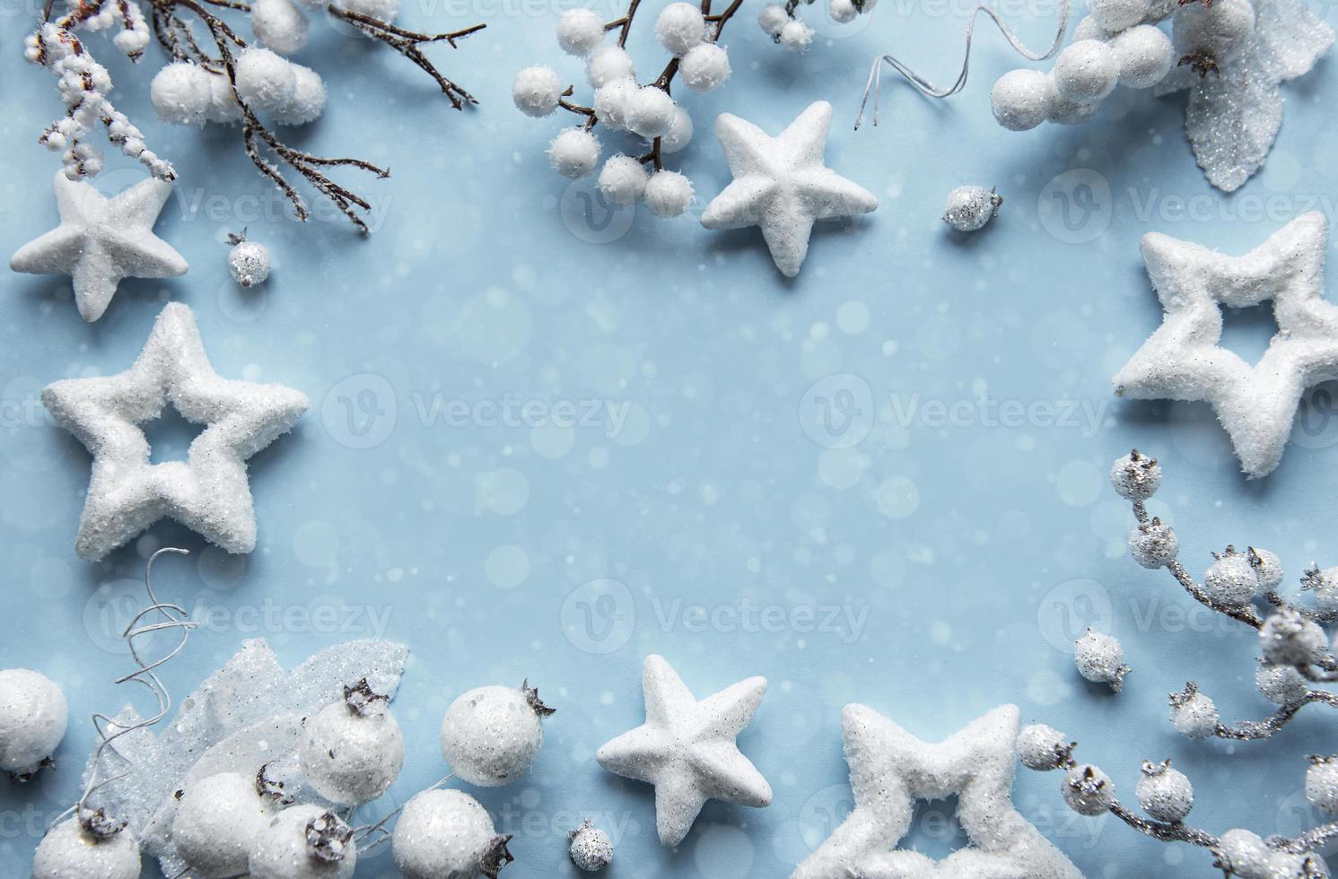 cadre fait de décorations blanches sur fond bleu pastel photo