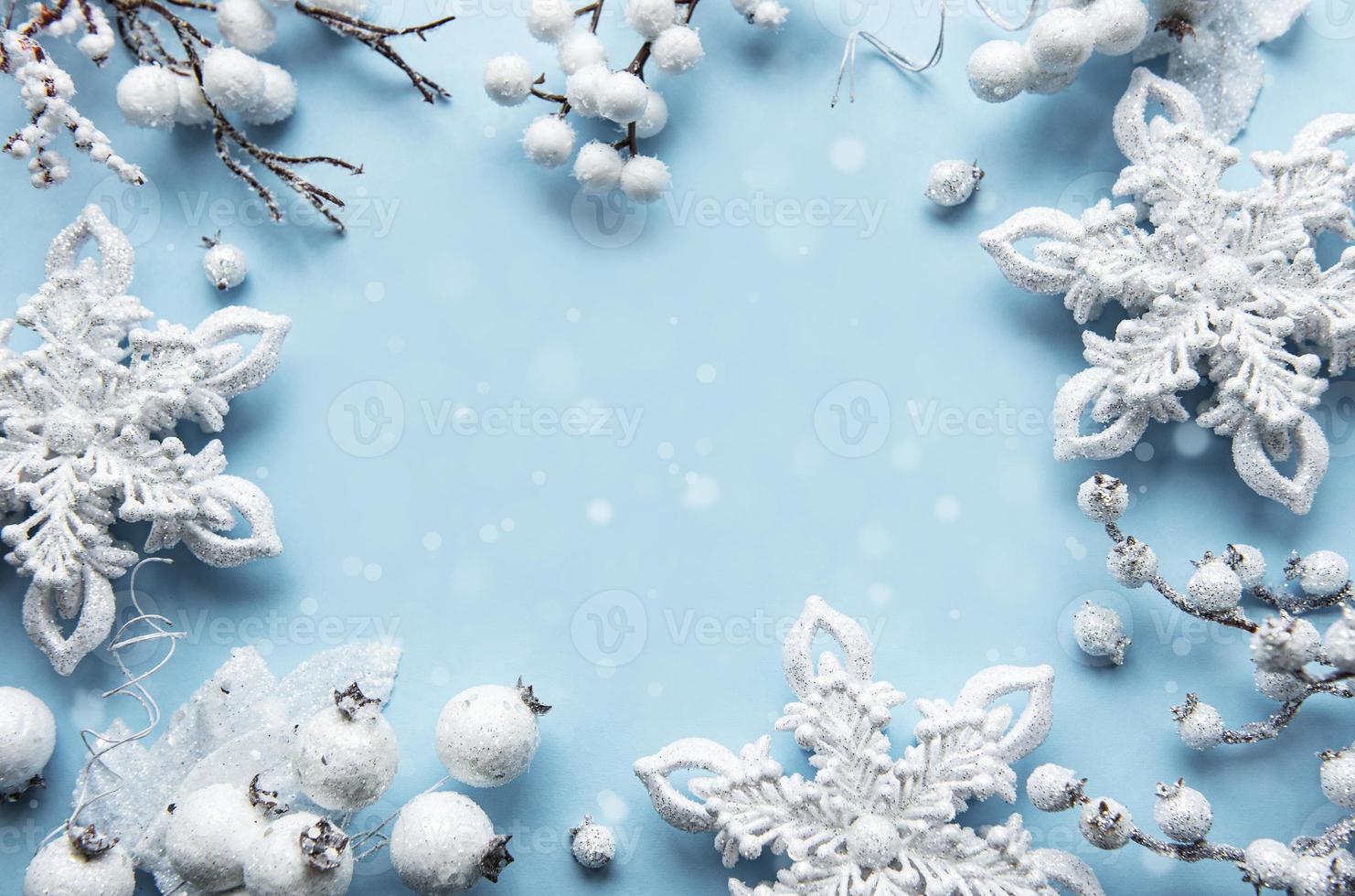 cadre fait de décorations blanches sur fond bleu pastel photo