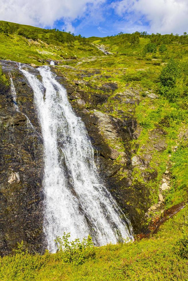 magnifique paysage norvégien avec une belle cascade de rivière à vang norvège photo