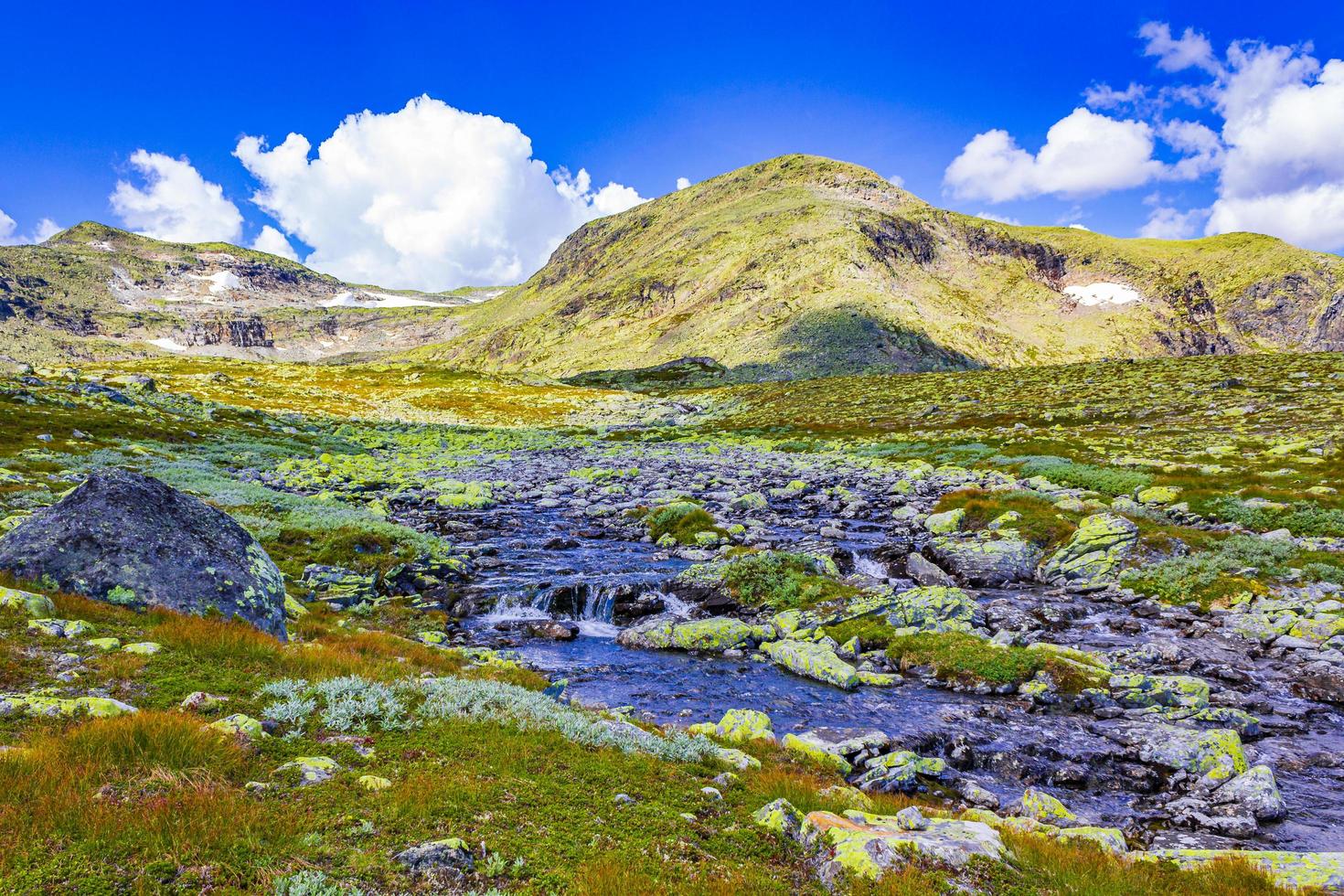 magnifique paysage norvégien avec une belle cascade de rivière à vang norvège photo