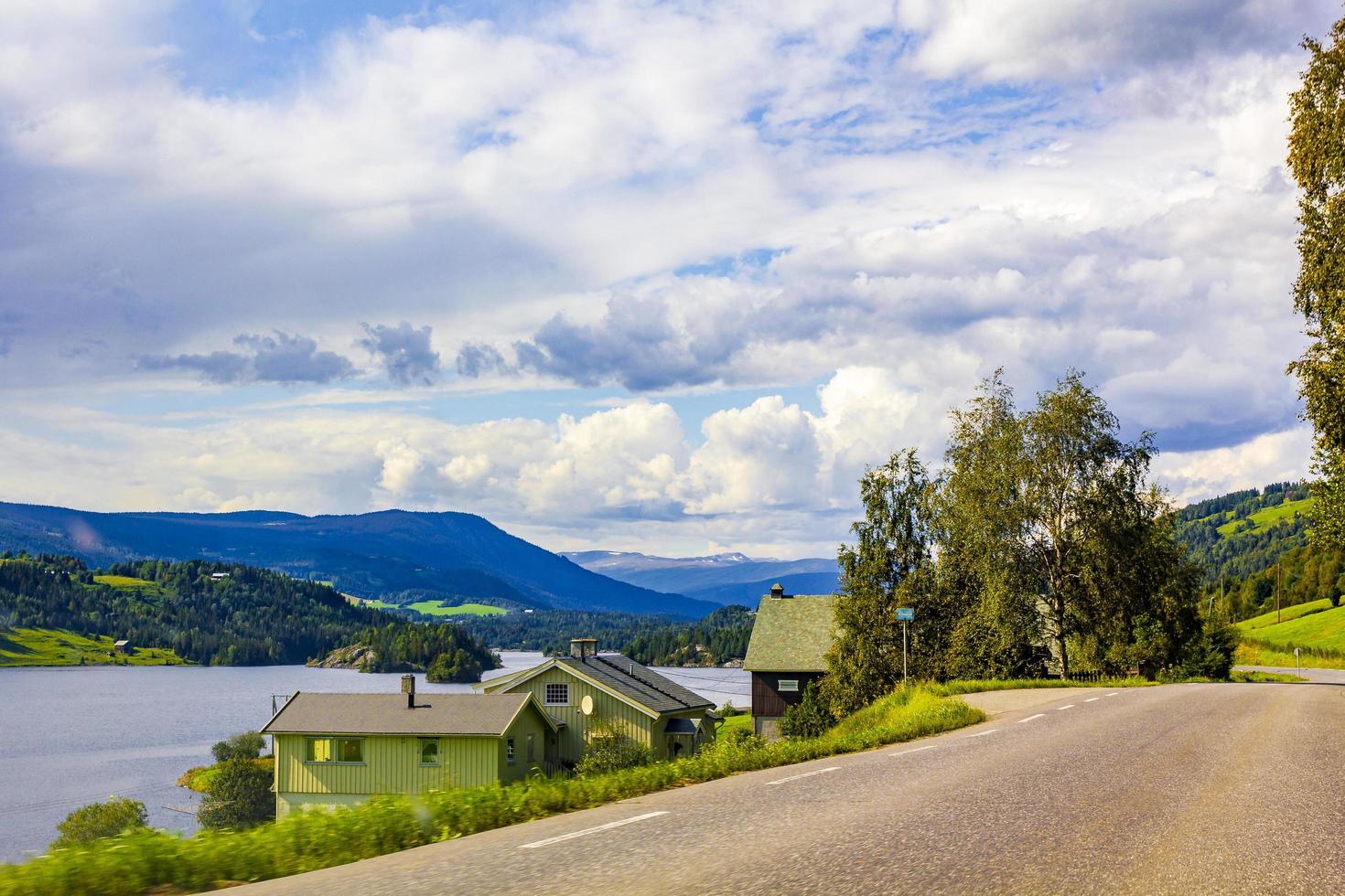 conduire à travers la norvège dans le village d'été, les montagnes et la vue sur le fjord photo