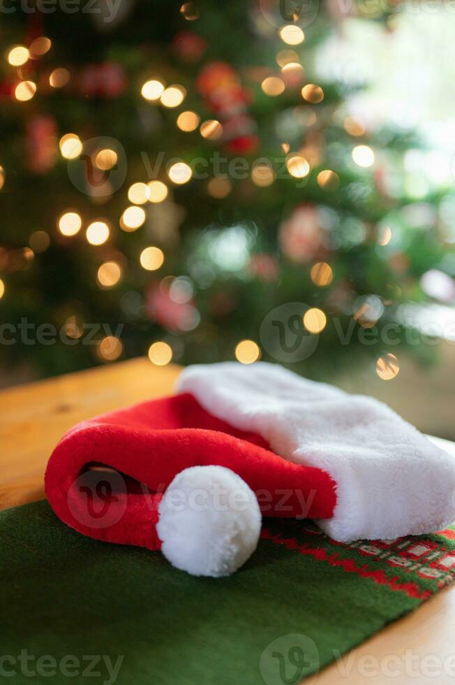 fermer de une rouge et blanc Père Noël chapeau. photo