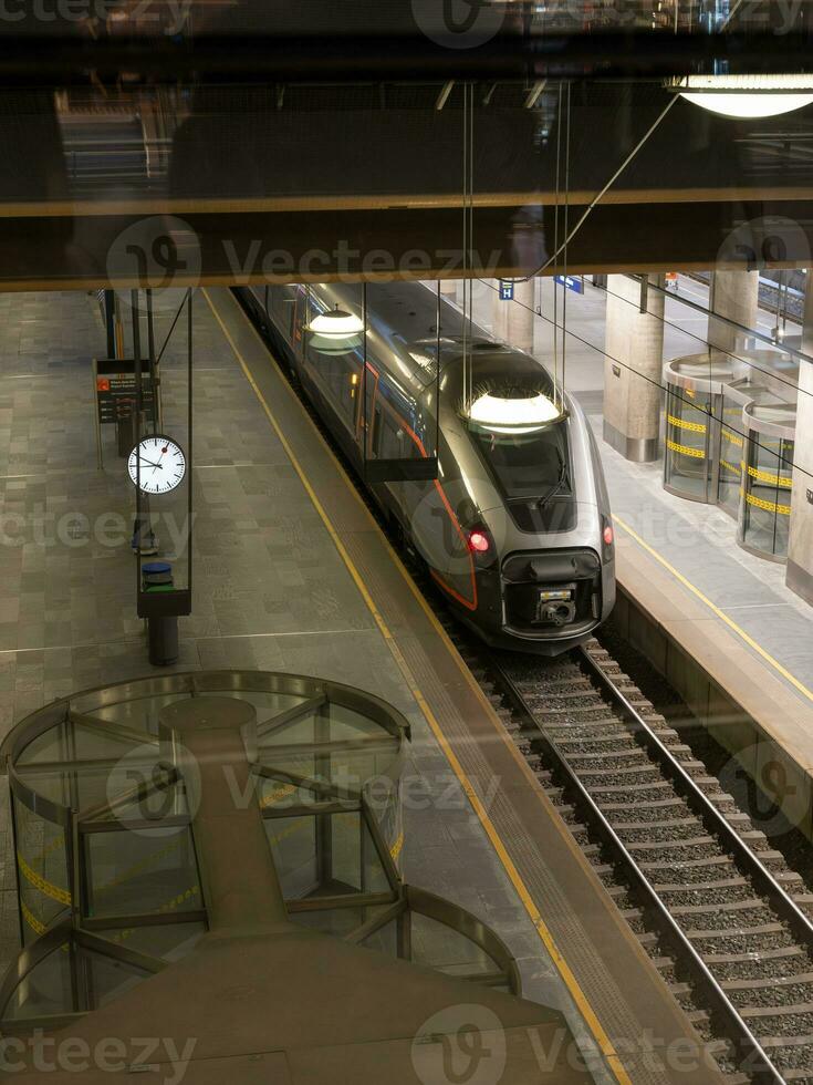 train fabrication une programmé Arrêtez à choisir en haut voyageurs. photo