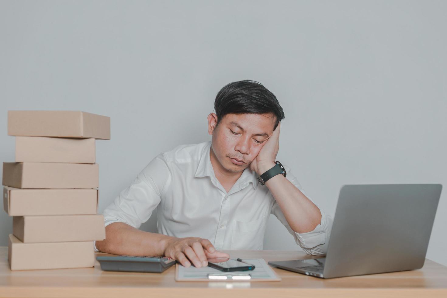 homme vendant en ligne à la maison des idées de petites entreprises photo