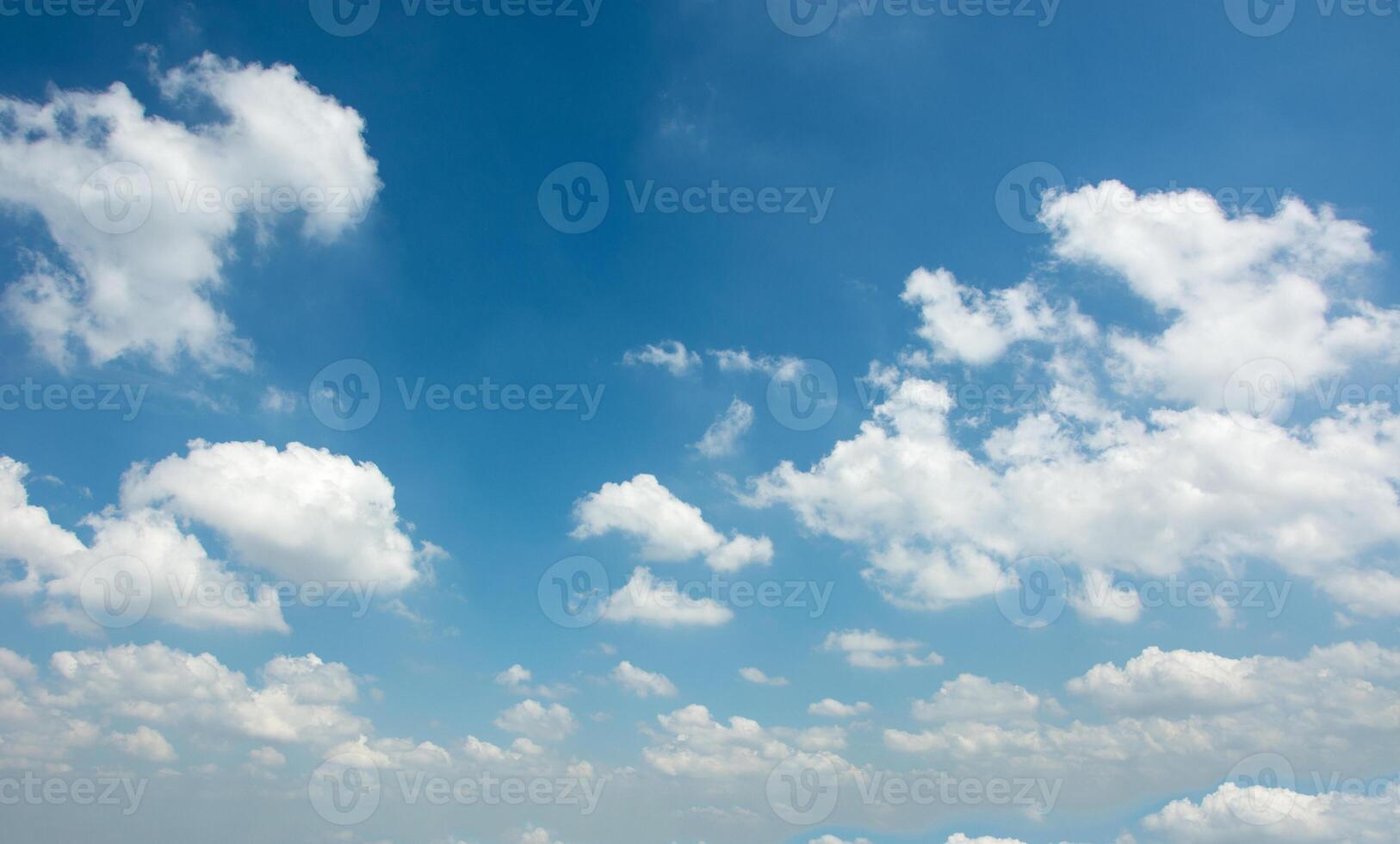 ciel bleu avec gros plan de nuage photo