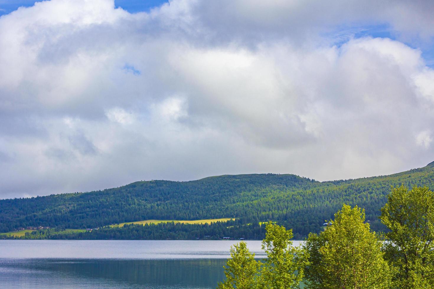 incroyable paysage norvégien montagnes colorées fjord forêts jotunheimen norvège photo