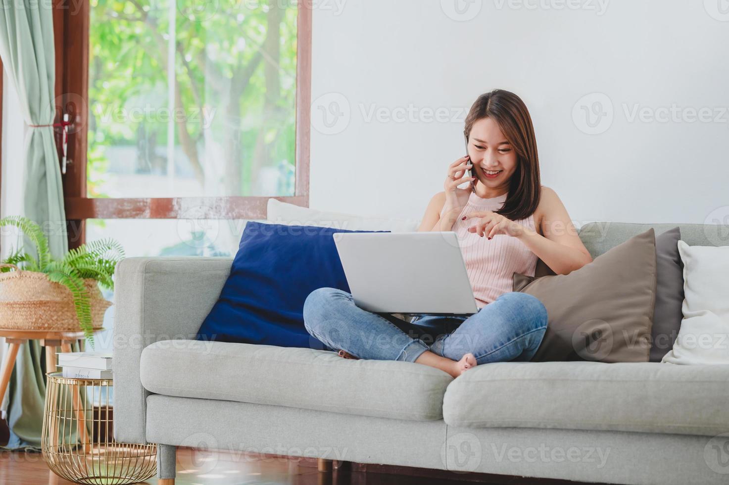 femme travaillant à la maison photo