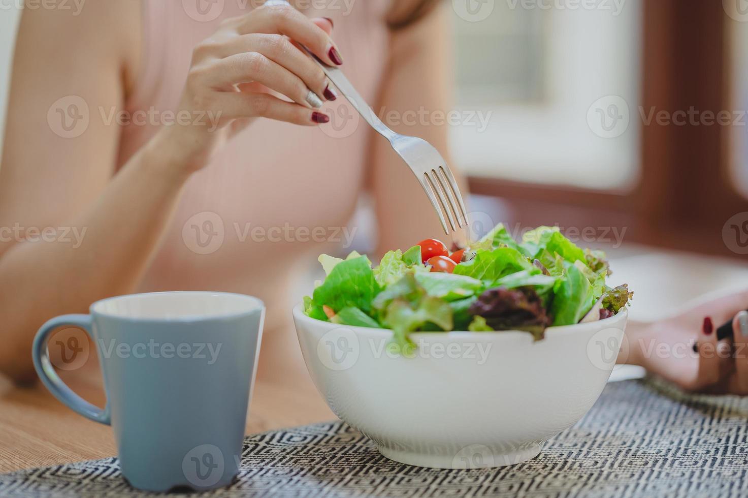 manger de la salade fraîche pour une bonne santé photo