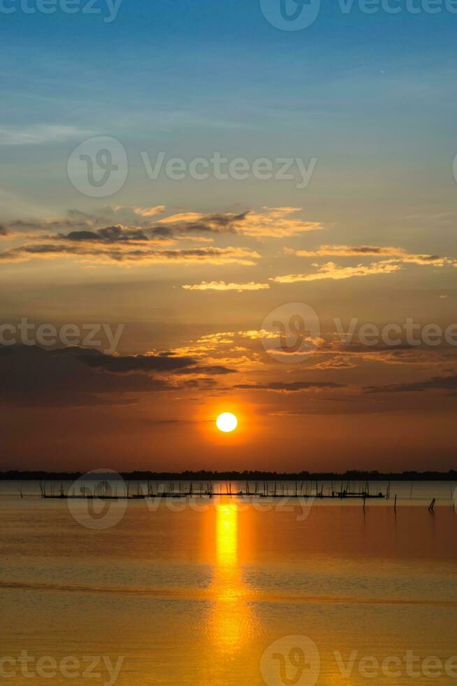 coucher de soleil sur le lac. photo