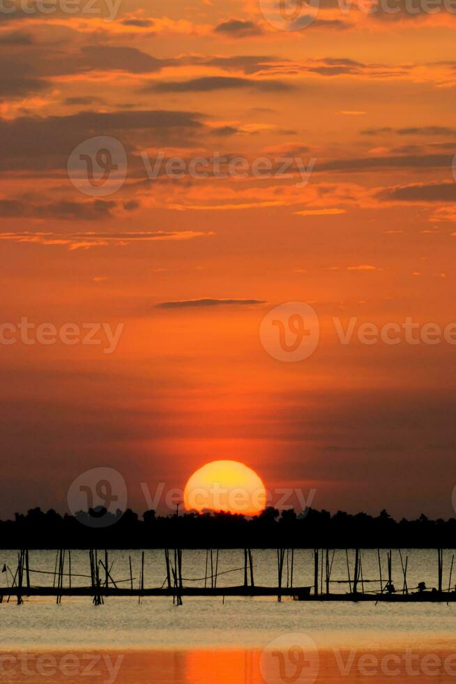 coucher de soleil sur le lac. photo