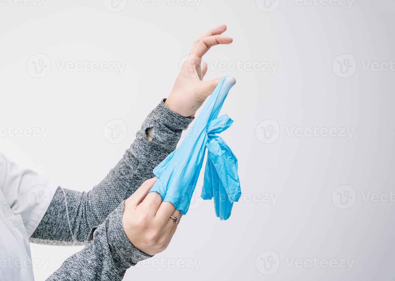 médecin enlevant les gants après le travail à l'hôpital photo