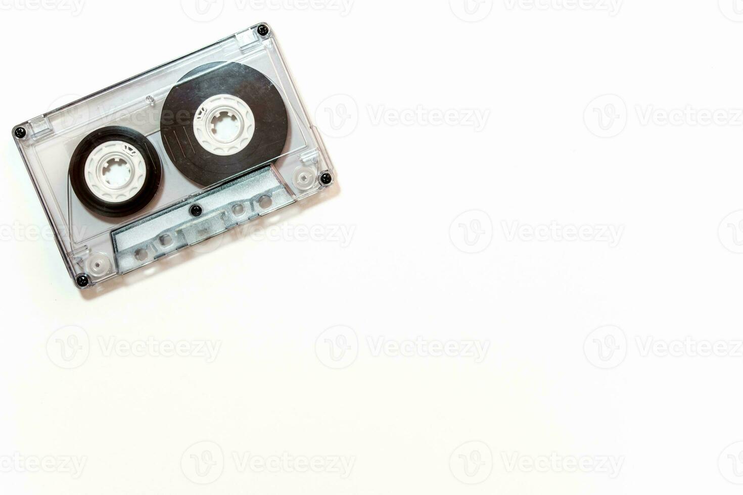 Cassette audio isolé sur fond blanc photo
