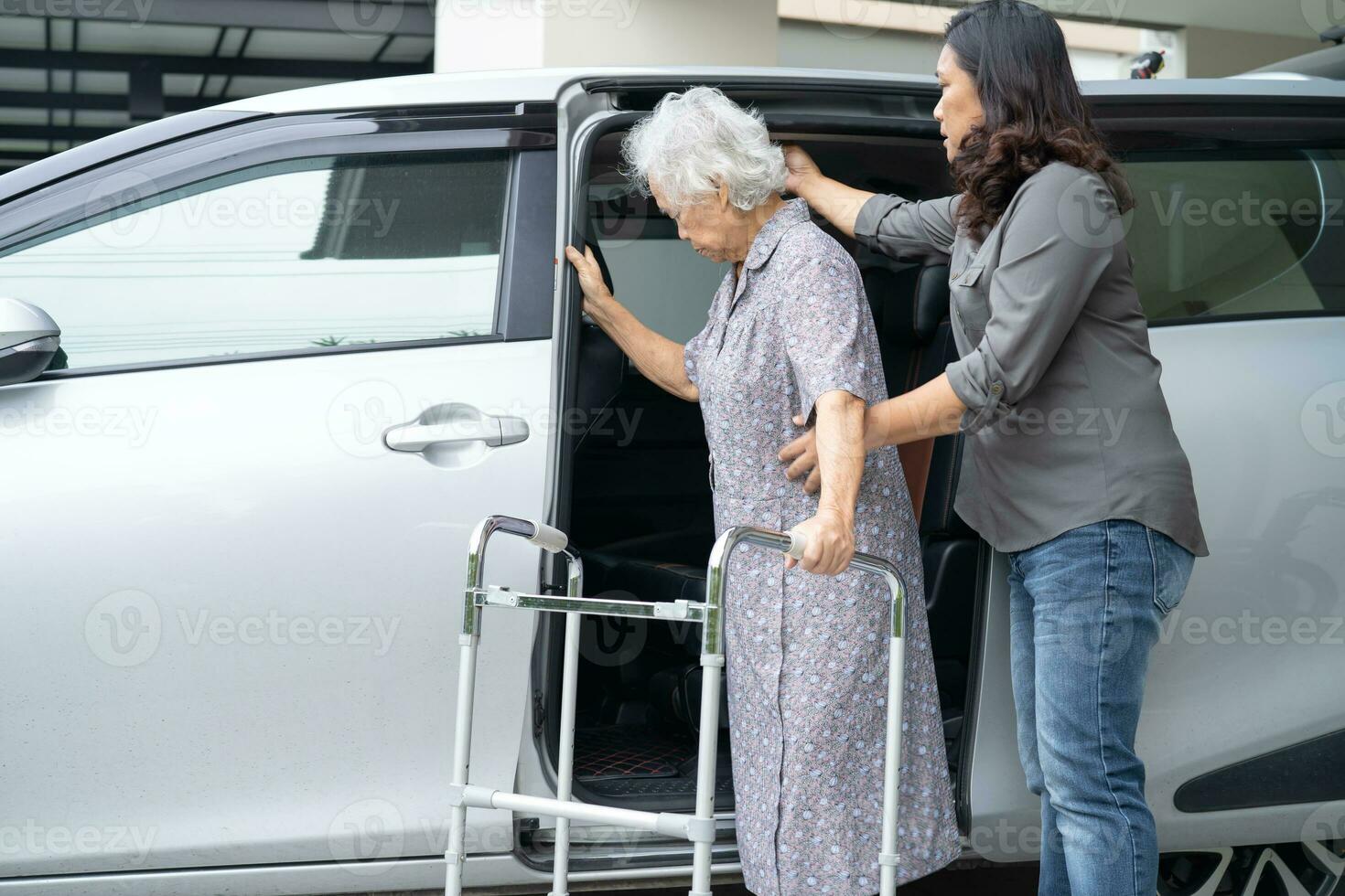 asiatique Sénior femme patient séance sur marcheur préparer avoir à sa voiture, en bonne santé fort médical concept. photo