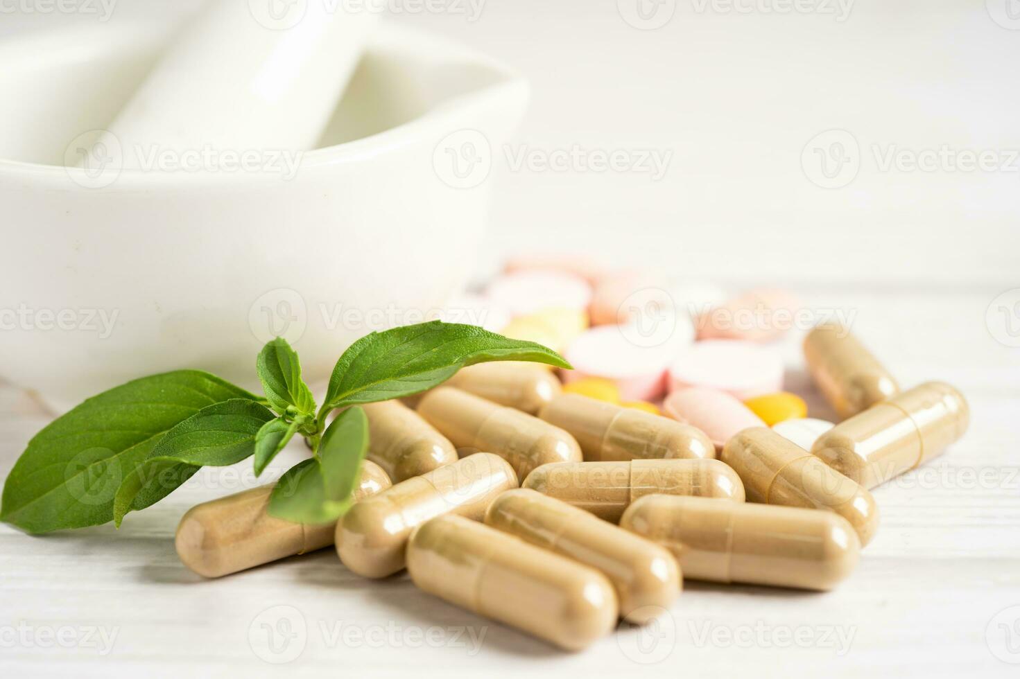 capsule biologique à base de plantes de médecine alternative avec vitamine e oméga 3 huile de poisson, minéral, médicament avec feuilles d'herbes suppléments naturels pour une bonne vie saine. photo