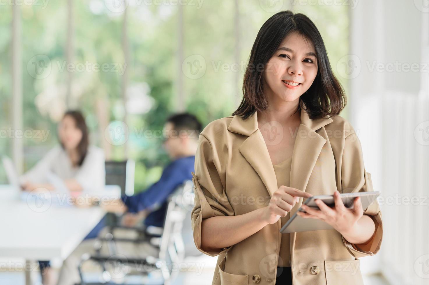 femme d'affaires utilisant une tablette numérique dans la salle de réunion photo