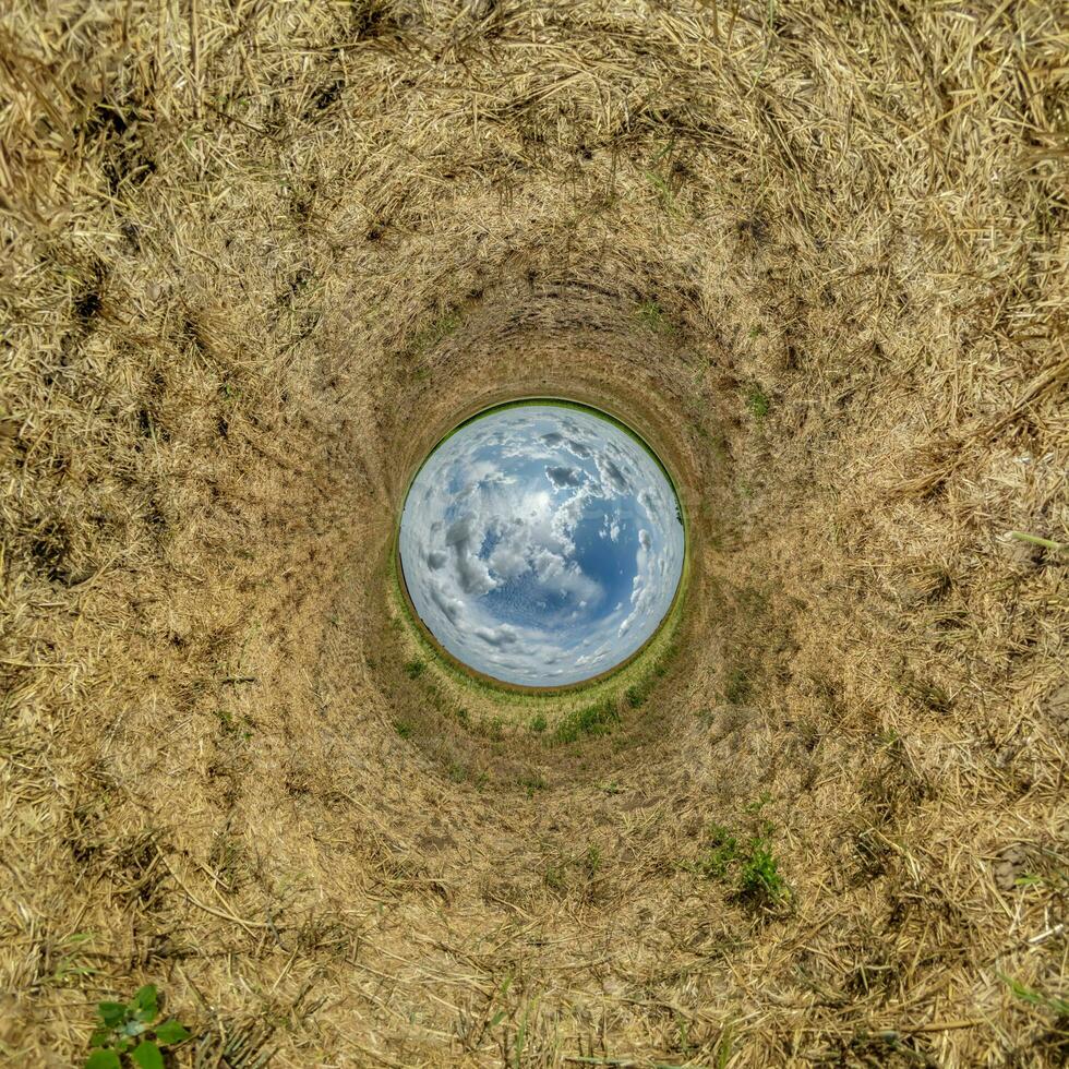 bleu trou sphère peu planète à l'intérieur gravier le sable rond Cadre Contexte photo