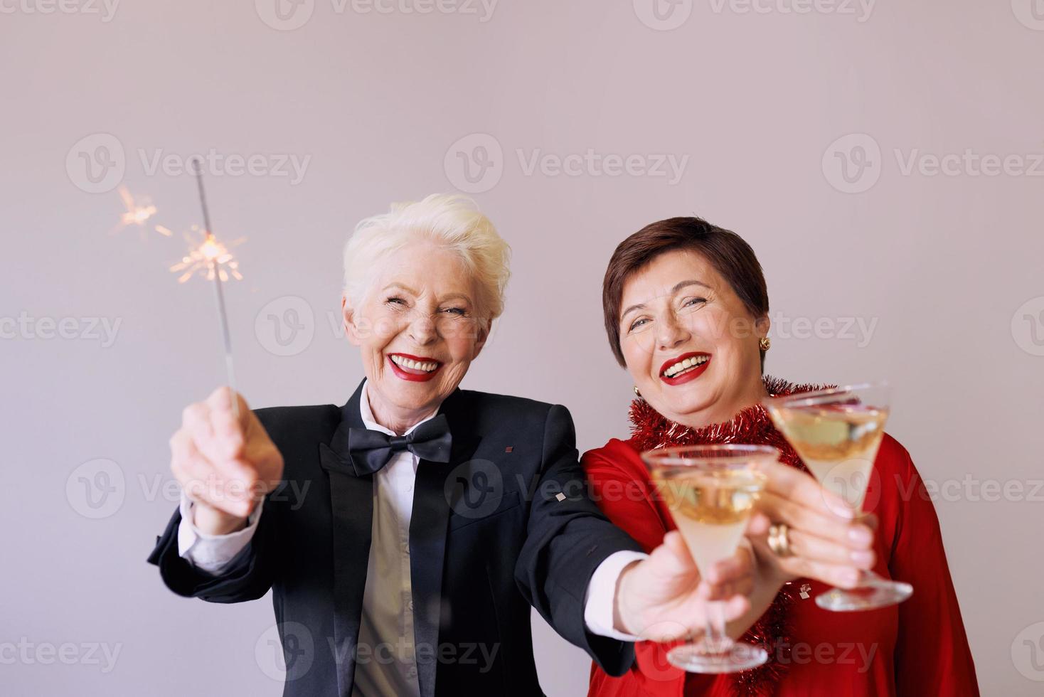 deux belles femmes âgées matures et élégantes célébrant le nouvel an. amusement, fête, style, concept de célébration photo