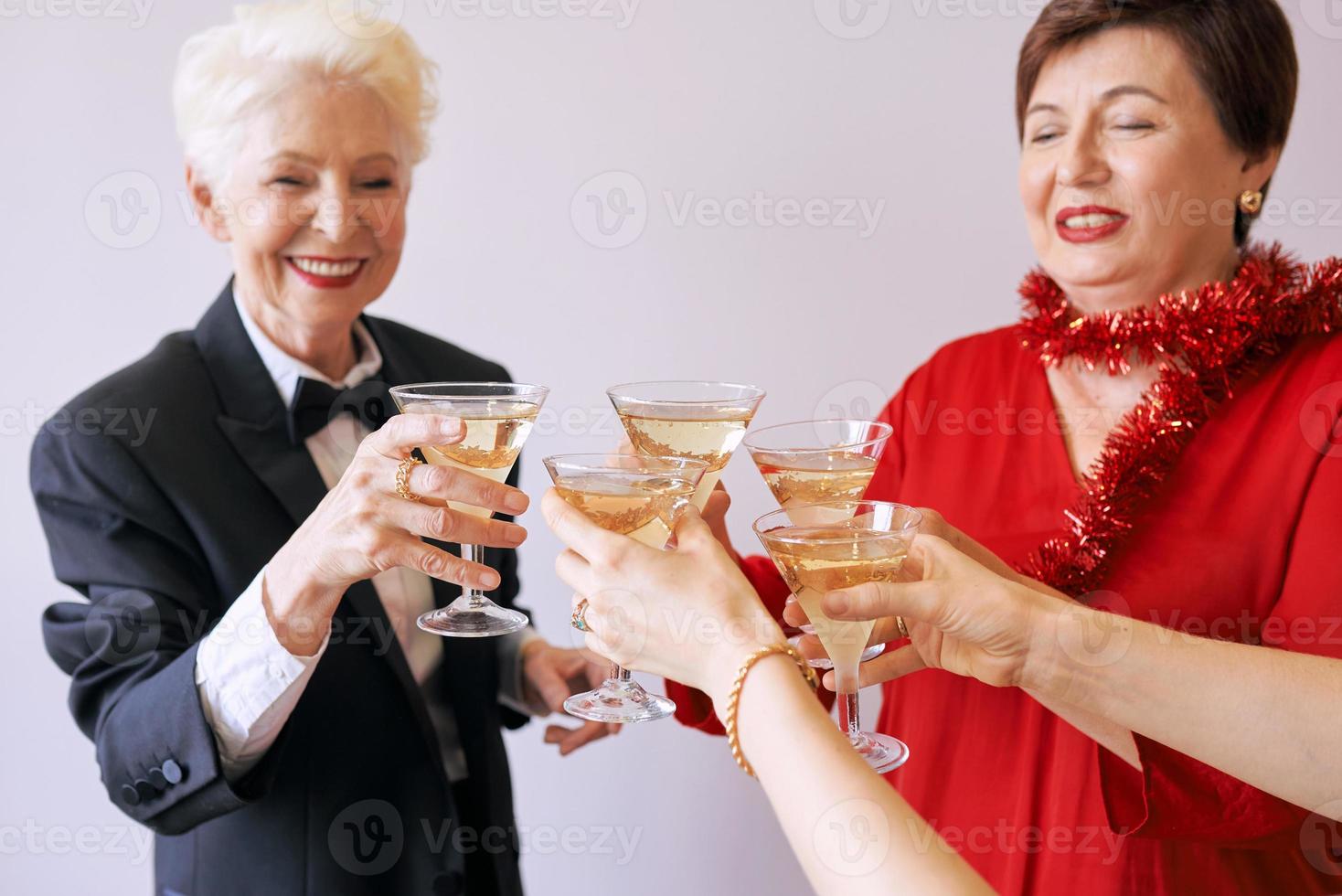 nouvel an célébrant les mains avec des verres de vin mousseux blanc. noël, famille, amis, fête, concept du nouvel an photo