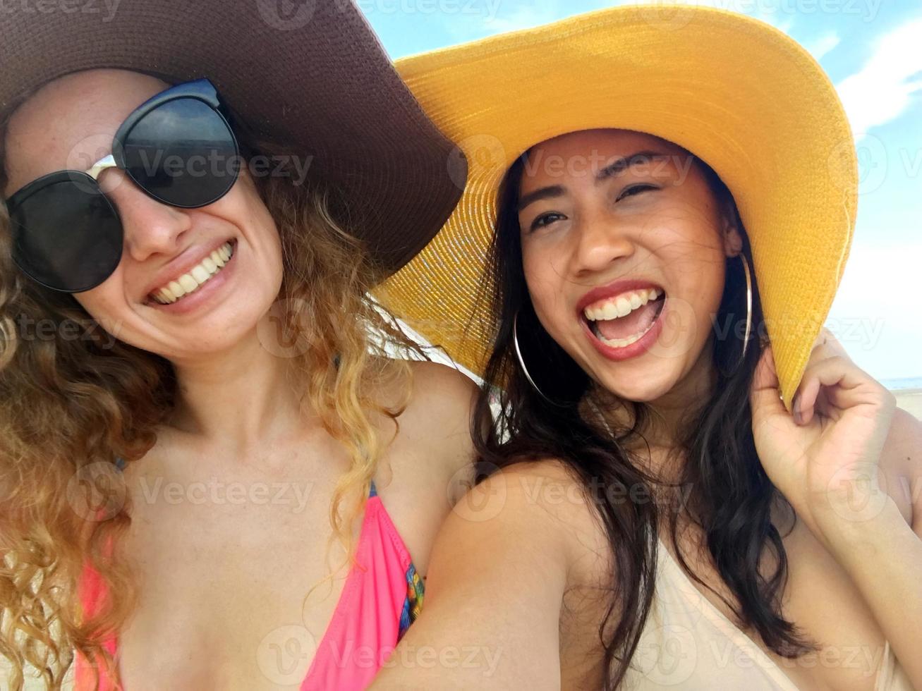 flou et flou de femmes prennent des photos et selfies avec des amis sur la plage de sable en été.