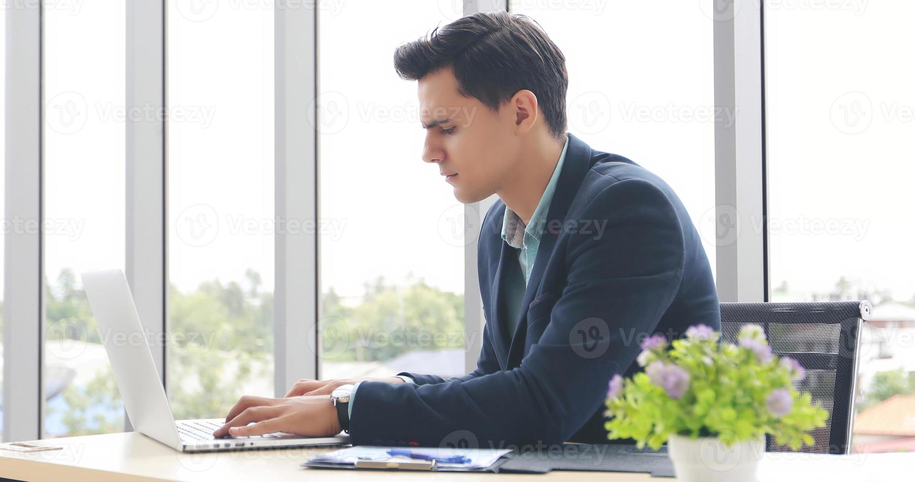hommes d'affaires utilisant un ordinateur portable et remplissant sérieusement le travail effectué jusqu'à ce que le mal de tête photo