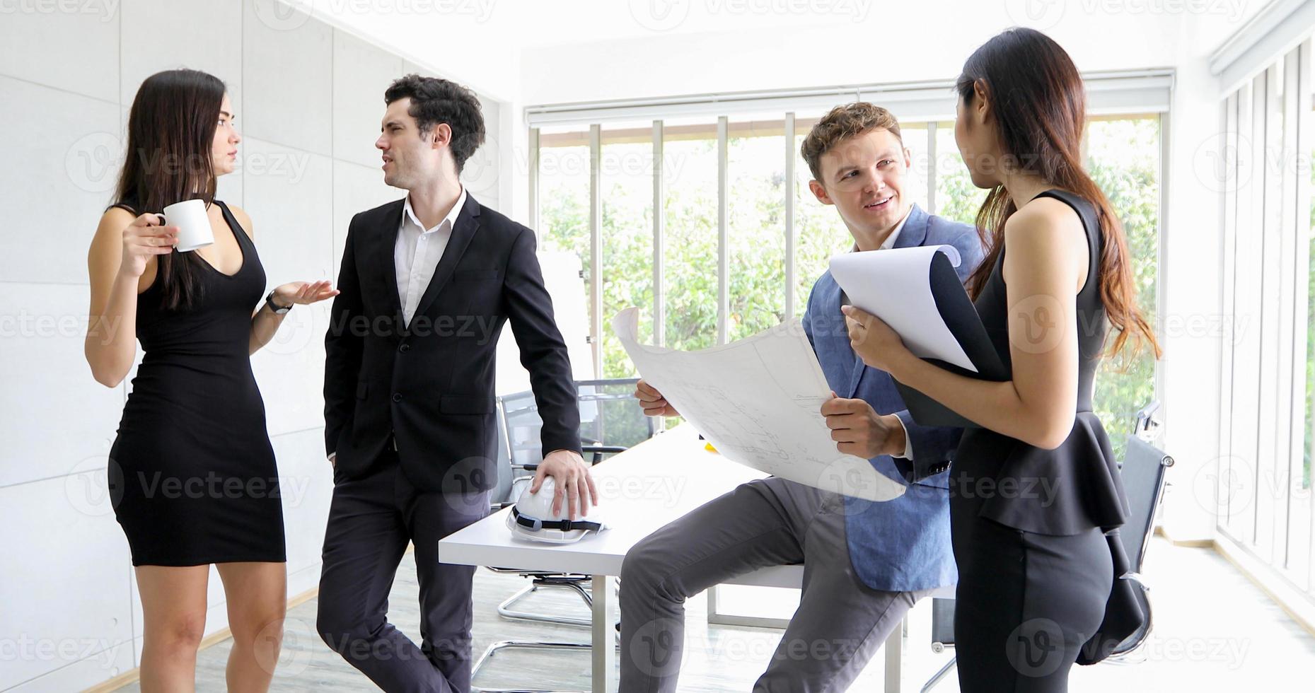 hommes d'affaires et groupe d'ingénieurs utilisant un ordinateur portable pour des partenaires commerciaux discutant de documents et d'idées lors d'une réunion et des femmes d'affaires souriantes heureuses de travailler photo