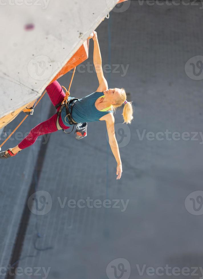 fille est engagée dans l'escalade photo