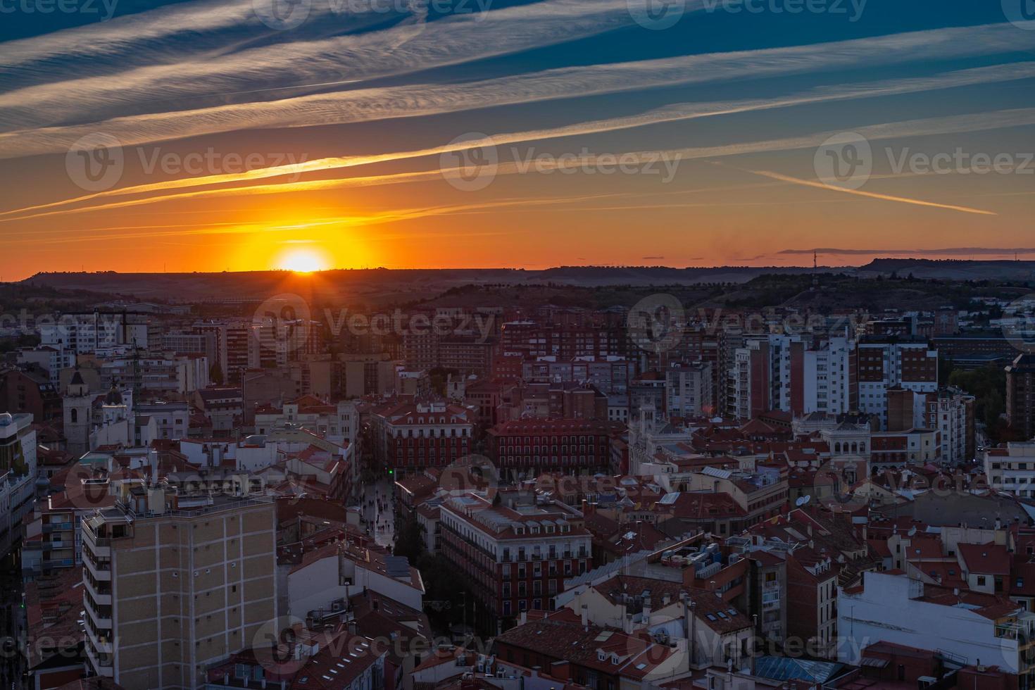 coucher de soleil sur la ville de valladolid en espagne depuis les airs photo