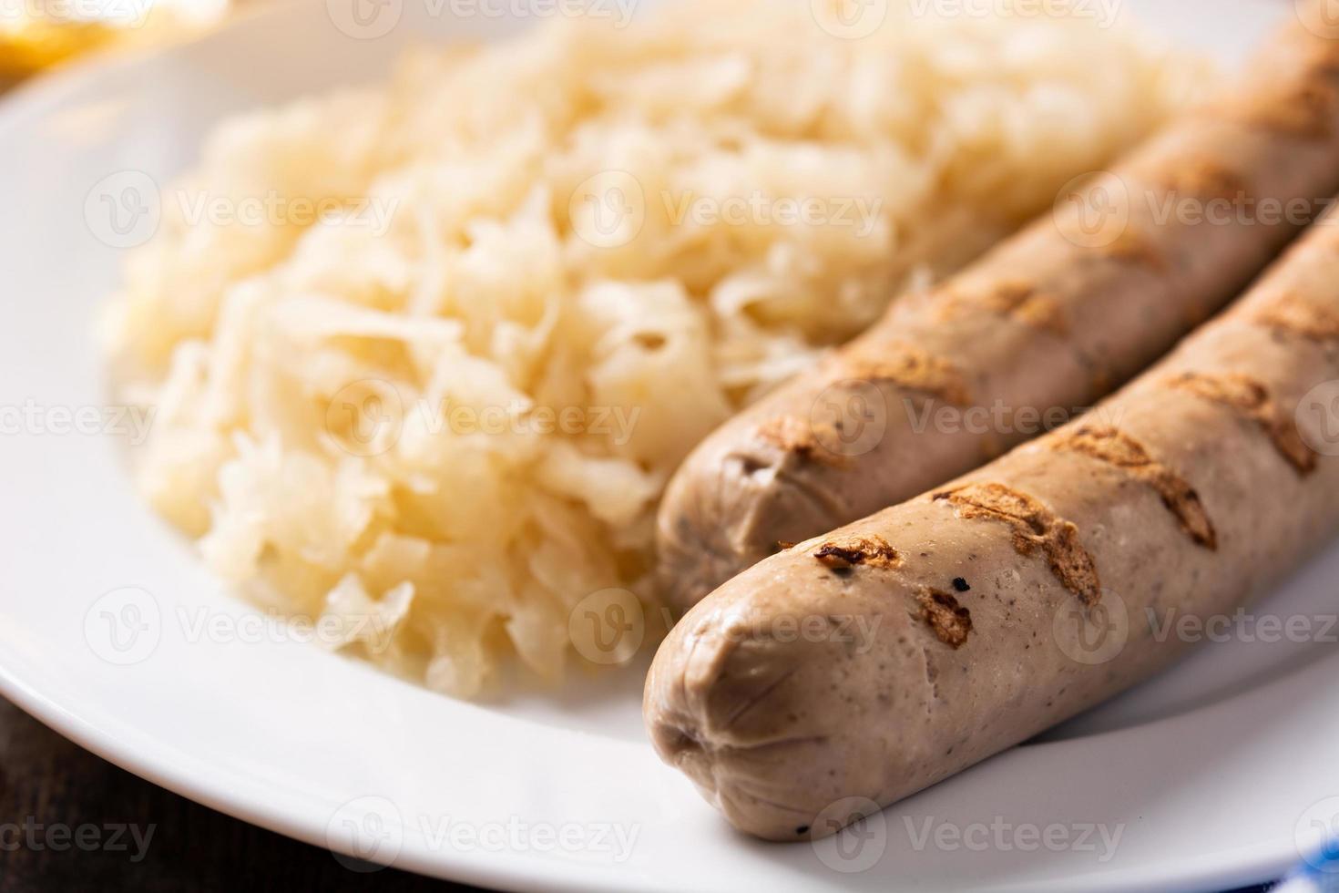 saucisse bratwurst et choucroute photo