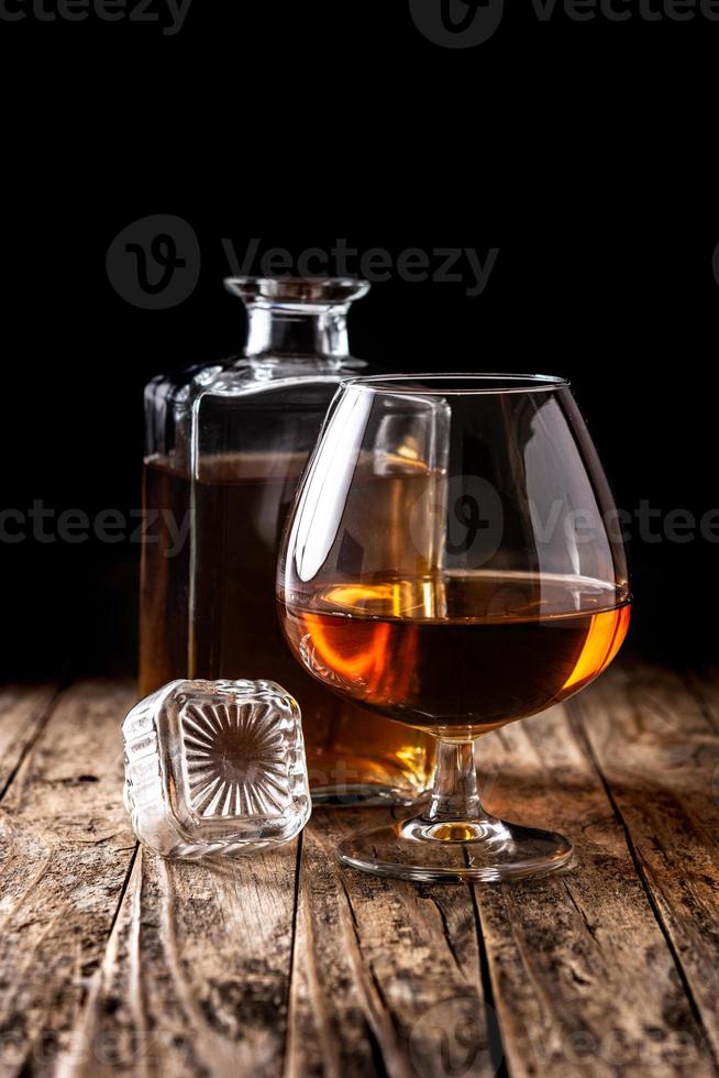 verre de cognac ou de whisky sur rustique photo