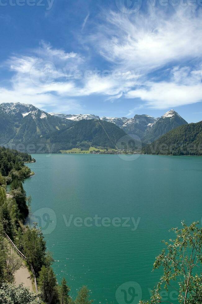 Lac Achensee et village de Pertisau, Tirol, Autriche photo