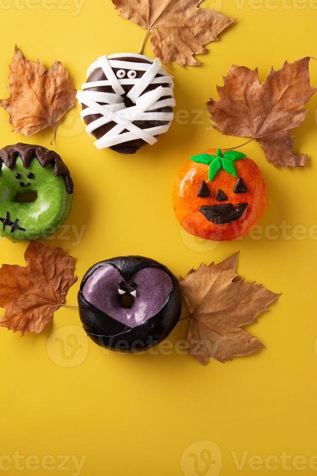 assortiment de beignets d'halloween et de feuilles d'automne photo