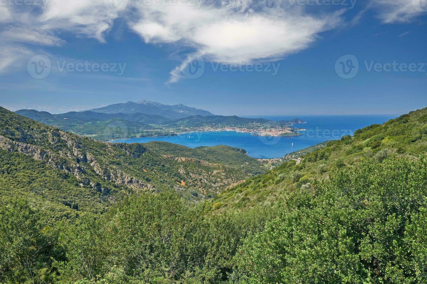 vue à portoferraio sur île de elbe,toscane,méditerranéenne mer photo