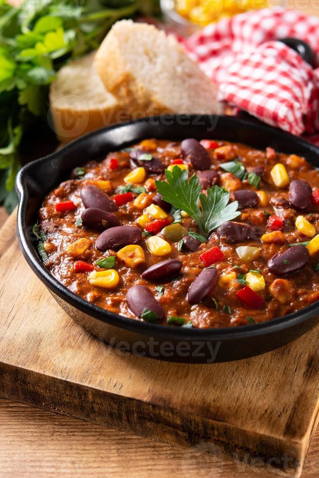 chili con carne mexicain traditionnel tex mex dans une poêle en fer photo