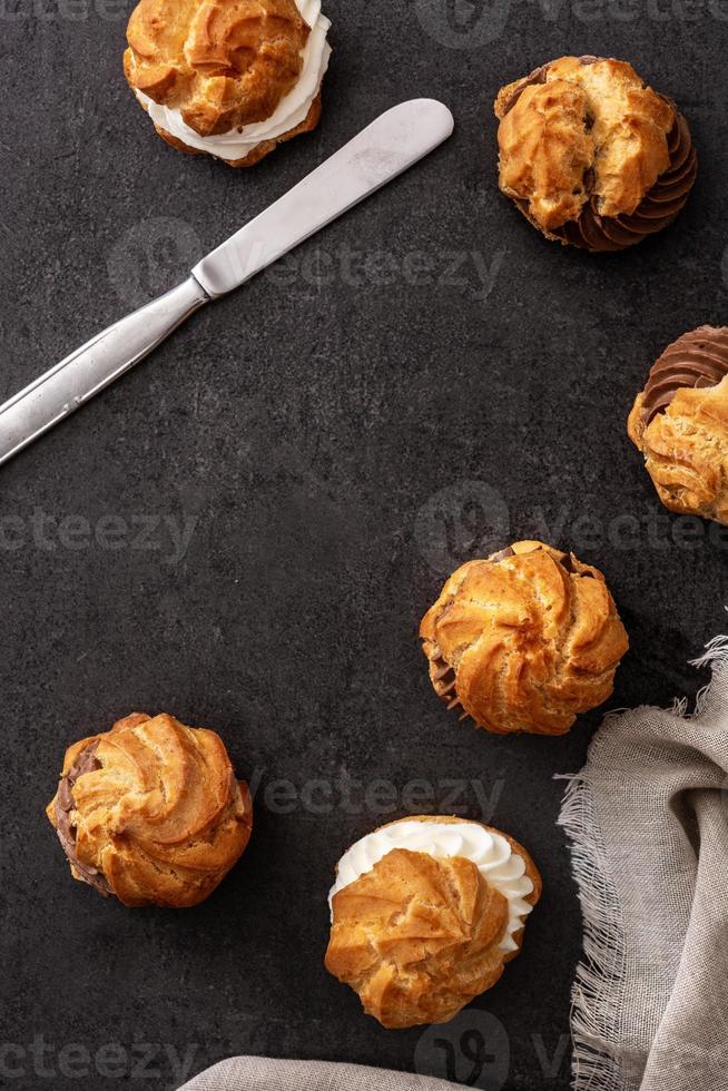 profiteroles au chocolat et à la crème photo