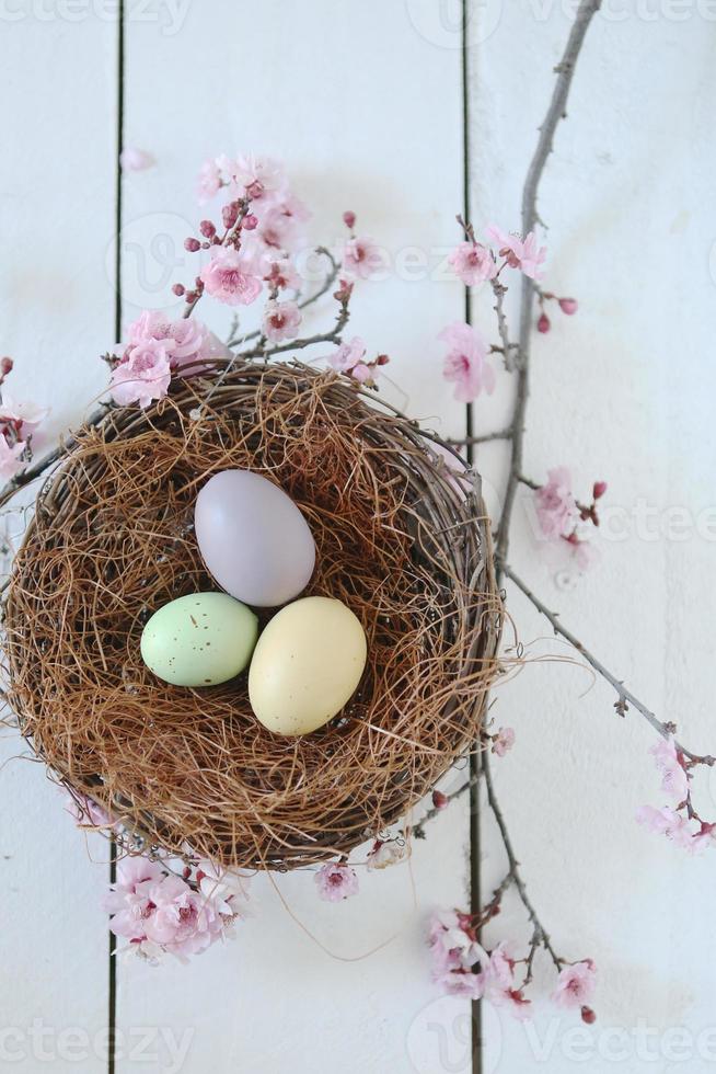 scène de nature morte sur le thème des vacances de pâques à la lumière naturelle photo