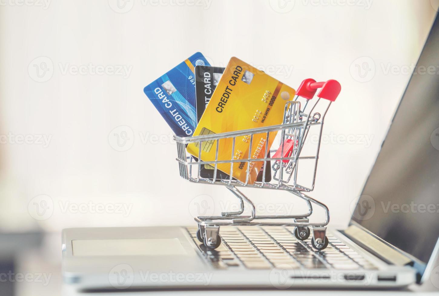 panier et carte de crédit avec ordinateur portable sur le bureau photo