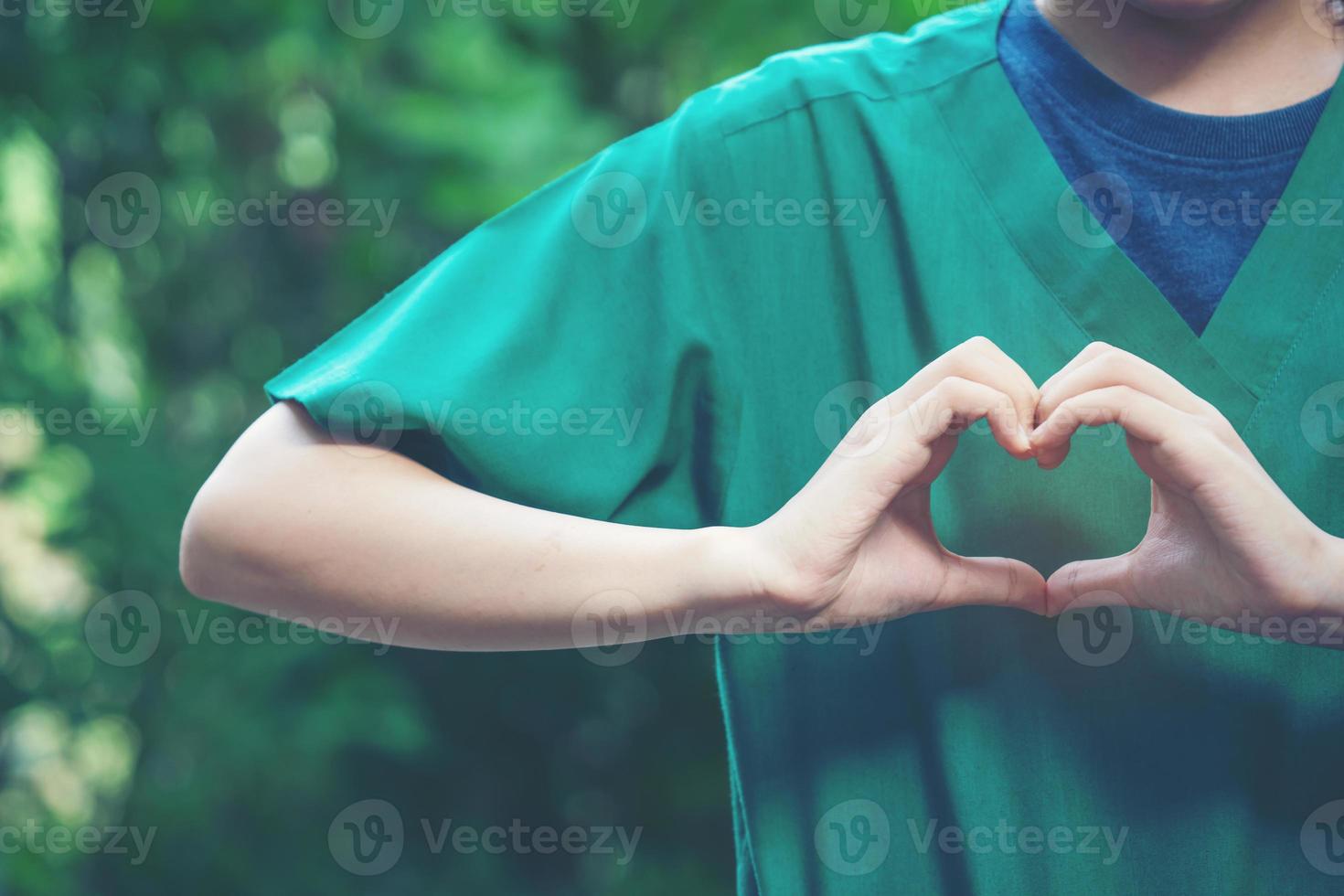 femmes faisant des formes de coeur avec leurs mains photo