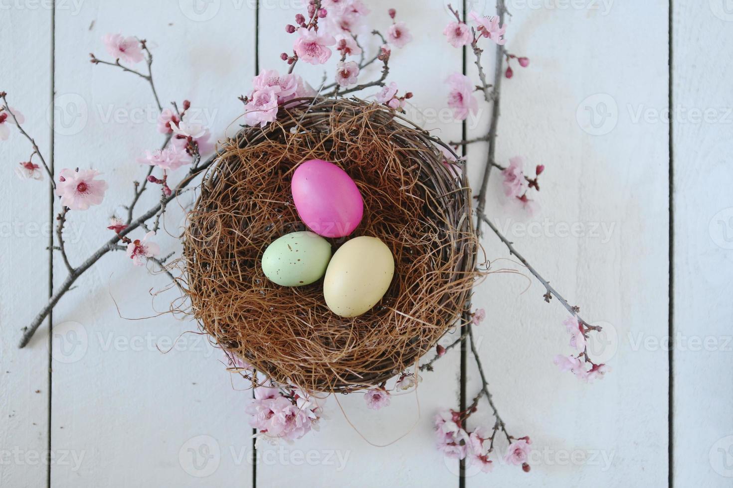 scène de nature morte sur le thème des vacances de pâques à la lumière naturelle photo