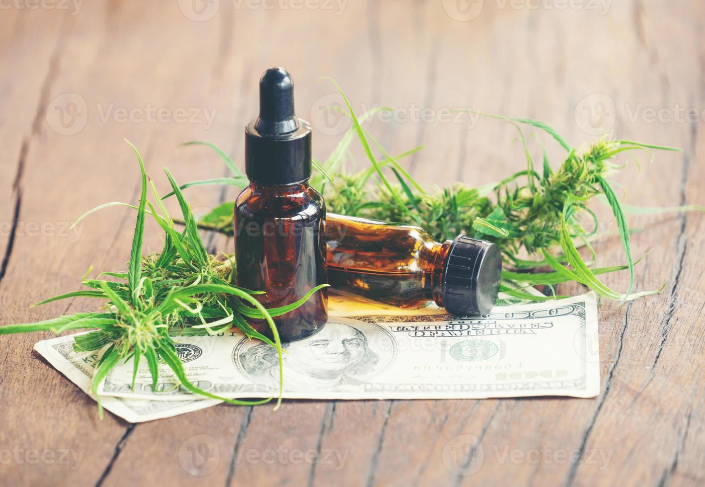 cannabis avec extrait de cannabidiol cbd sur billet de banque en dollars photo