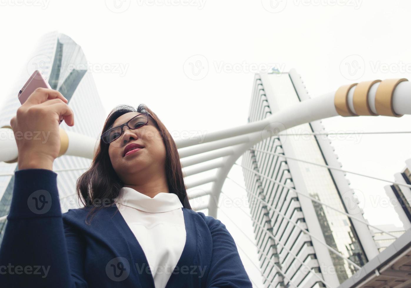 femme marchant en plein air et parlant au téléphone mobile photo