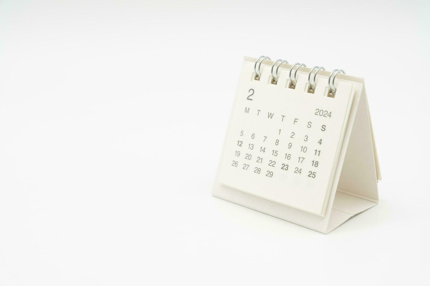 Facile bureau calendrier pour fév 2024 isolé sur blanc Contexte. calendrier concept avec copie espace. photo