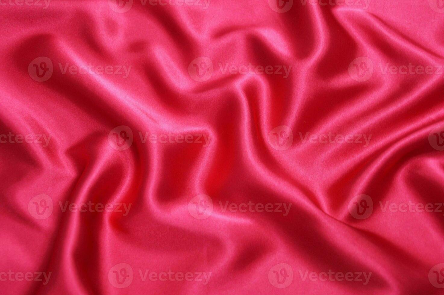 Contexte de rouge cramoisi soie satin en tissu avec doux plis. photo